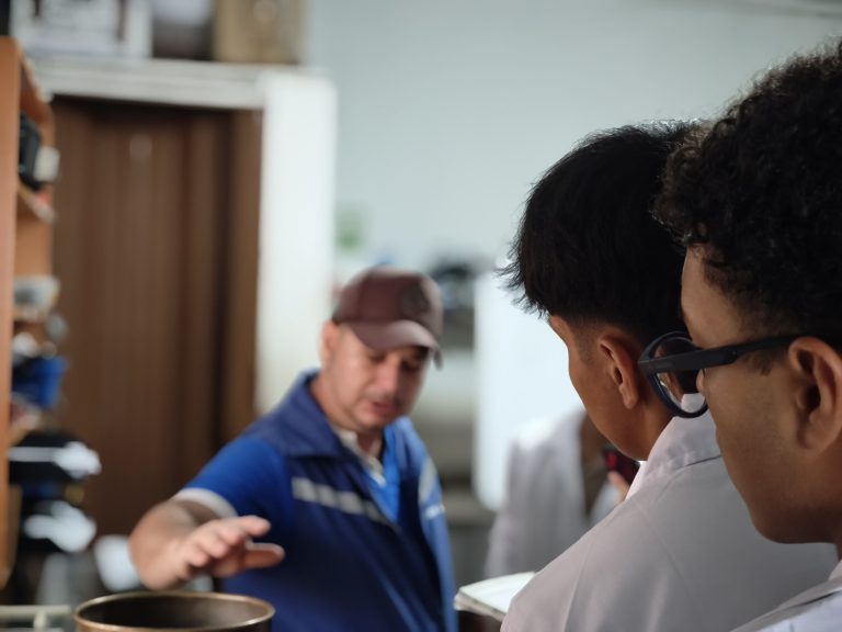 Estudiantes de la UTE – Ingeniería Civil  realizaron ensayos en el laboratorio de LEHOLAB