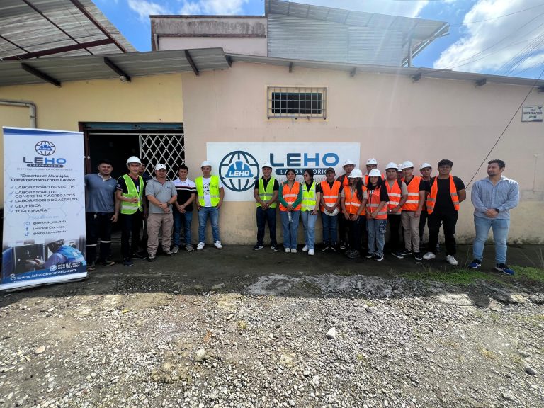 Visita de estudiantes de Ingeniería Civil de la ULEAM al laboratorio LEHOLAB